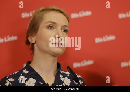 Ines Schwerdtner, Vorsitzende der Partei die Linke, Deutschland, Berlin, Pressekonferenz: Linkspartei stellt Wahlprogramm vor. *** Ines Schwerdtner, Vorsitzende der Linkspartei, Deutschland, Berlin, Pressekonferenz Linkspartei präsentiert Wahlprogramm Stockfoto