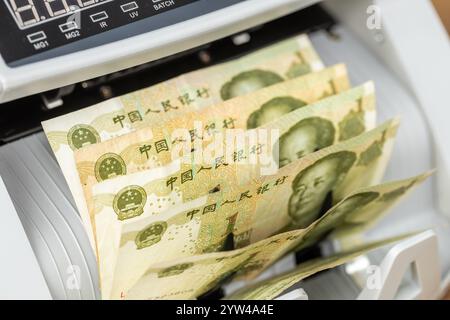 Geld aus China. Geldzählmaschine mit chinesischem Yuan. Geschäftskonzept. Finanzoperationen, Umtausch, Währung, Nahaufnahme Stockfoto