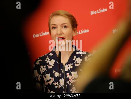 Ines Schwerdtner, Vorsitzende der Partei die Linke, Deutschland, Berlin, Pressekonferenz: Linkspartei stellt Wahlprogramm vor. *** Ines Schwerdtner, Vorsitzende der Linkspartei, Deutschland, Berlin, Pressekonferenz Linkspartei präsentiert Wahlprogramm Stockfoto