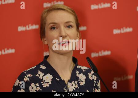 Ines Schwerdtner, Vorsitzende der Partei die Linke, Deutschland, Berlin, Pressekonferenz: Linkspartei stellt Wahlprogramm vor. *** Ines Schwerdtner, Vorsitzende der Linkspartei, Deutschland, Berlin, Pressekonferenz Linkspartei präsentiert Wahlprogramm Stockfoto