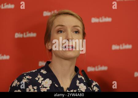 Ines Schwerdtner, Vorsitzende der Partei die Linke, Deutschland, Berlin, Pressekonferenz: Linkspartei stellt Wahlprogramm vor. *** Ines Schwerdtner, Vorsitzende der Linkspartei, Deutschland, Berlin, Pressekonferenz Linkspartei präsentiert Wahlprogramm Stockfoto