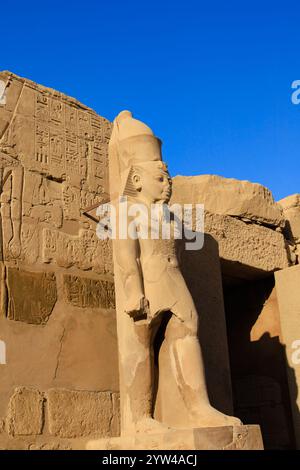 Statue des Pharoah König Ramses III., altes ägyptisches Freilichtmuseum des Karnak-Tempels, El-Karnak, Luxor, Ägypten Stockfoto