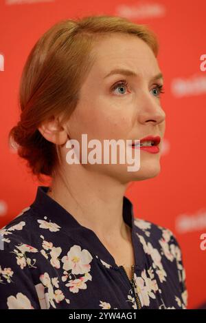 Ines Schwerdtner, Vorsitzende der Partei die Linke, Deutschland, Berlin, Pressekonferenz: Linkspartei stellt Wahlprogramm vor. *** Ines Schwerdtner, Vorsitzende der Linkspartei, Deutschland, Berlin, Pressekonferenz Linkspartei präsentiert Wahlprogramm Stockfoto