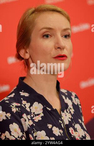 Ines Schwerdtner, Vorsitzende der Partei die Linke, Deutschland, Berlin, Pressekonferenz: Linkspartei stellt Wahlprogramm vor. *** Ines Schwerdtner, Vorsitzende der Linkspartei, Deutschland, Berlin, Pressekonferenz Linkspartei präsentiert Wahlprogramm Stockfoto