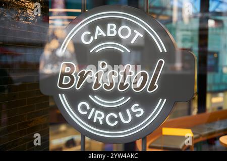 Nahaufnahme des Einkaufszentrums Neon Sign Advertising Cabot Circus in Bristol, Großbritannien Stockfoto