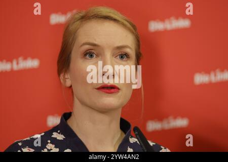 Ines Schwerdtner, Vorsitzende der Partei die Linke, Deutschland, Berlin, Pressekonferenz: Linkspartei stellt Wahlprogramm vor. *** Ines Schwerdtner, Vorsitzende der Linkspartei, Deutschland, Berlin, Pressekonferenz Linkspartei präsentiert Wahlprogramm Stockfoto