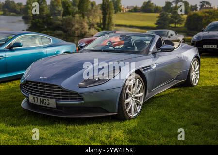 2019 Aston Martin DB11 Volante, ausgestellt auf der Salon Privé Concours d’Elégance Motorshow 2024 im Blenheim Palace. Stockfoto