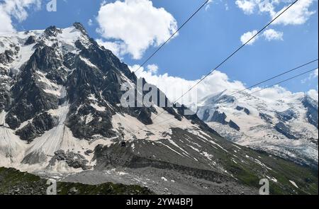 Malerischer Blick auf die Seilbahn Aiguille du Midi (3842 m) mit dem Gipfel des Mont Blanc (4808 m) im Hintergrund, im Sommer Chamonix, Haute Savoie, Frankreich Stockfoto