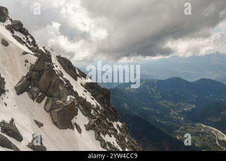 Blick von einer Gondelbahn auf die Aiguille du Midi Cabla, mit dem Gletscher und dem Arve-Tal im Hintergrund, Chamonix, Haute Savoie, Frankreich Stockfoto