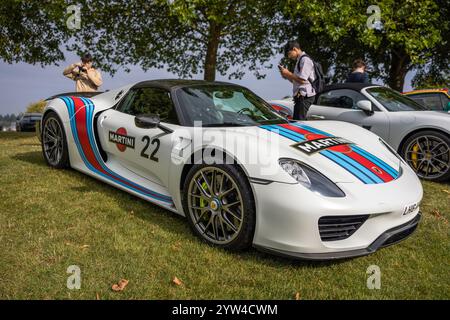 2016 Porsche 918 Spyder auf der Automobilausstellung Salon Privé Concours d’Elégance 2024 im Schloss Blenheim. Stockfoto