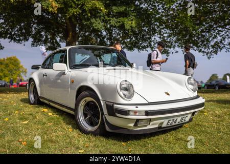 1988 Porsche 911 Carrera auf der Automobilausstellung Salon Privé Concours d’Elégance 2024 im Schloss Blenheim. Stockfoto