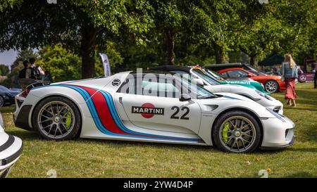 2016 Porsche 918 Spyder auf der Automobilausstellung Salon Privé Concours d’Elégance 2024 im Schloss Blenheim. Stockfoto