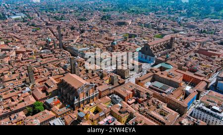 Atemberaubende Aussicht auf das historische Zentrum von Bologna mit der Piazza Maggiore, der Basilika San Petronio und den berühmten mittelalterlichen Türmen Stockfoto