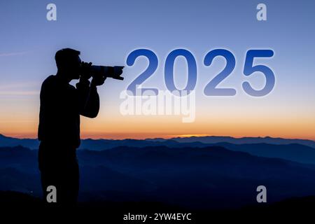Neues Jahr 2025, beginne ein neues Jahr. Fotograf und Sonnenuntergangshimmel mit dem Text 2025. Chance, Herausforderung und Strategie im Jahr 2025. Pläne, Ziele und Visionen Stockfoto