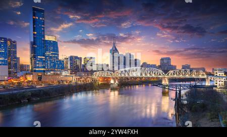 Nashville, Tennessee, USA. Stadtbild der Skyline der Innenstadt von Nashville, Tennessee, USA mit einer Reflexion der Stadt Cumberland River im Frühling su Stockfoto