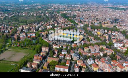 Ein atemberaubendes Luftbild des Parma Ennio Tardini Stadions, eingebettet in eine lebhafte Wohn- und Grünanlage, zeigt die Harmonie von Sport und Stadt Stockfoto