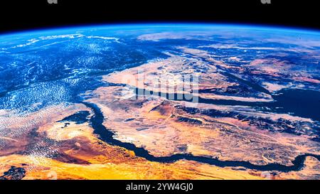 Planet Erde Horizont vom Weltraum aus gesehen. Landmerkmale in Ägypten. Digitale Bildverbesserung durch die NASA Stockfoto