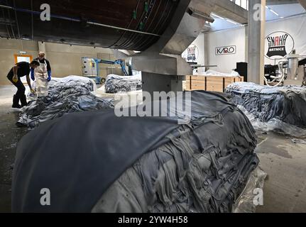 Brtnice, Region Jihlava. Dezember 2024. Lederproduktion in neuem Werk der LEDERFIRMA KARO in Brtnice, Region Jihlava, Tschechische Republik, 9. Dezember 2024. Abgebildetes Leder nach dem Einweichen. Quelle: Lubos Pavlicek/CTK Photo/Alamy Live News Stockfoto