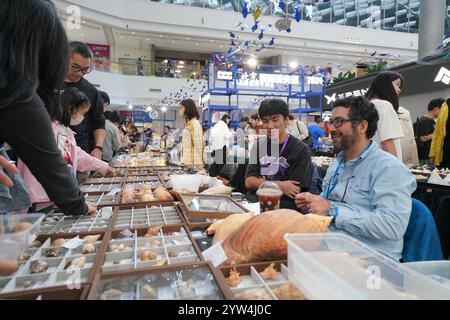 Peking, China. Oktober 2024. Händler sprechen mit Kunden während einer Werbeaktion für Shell-Produkte in einem Einkaufszentrum im Bezirk Chaoyang in Peking, Hauptstadt von China, 2. Oktober 2024. Quelle: Wu Qinghao/Xinhua/Alamy Live News Stockfoto