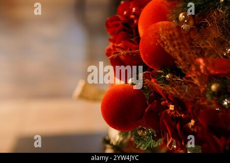 Festliche Nahaufnahme eines Weihnachtskranzes mit lebendigen Ornamenten und Dekor. Stockfoto