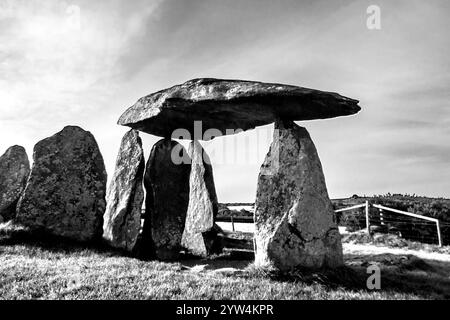 Der geheimnisvolle und dramatische neolithische Dolmen Pentra Ifan, Wales, in Schwarz-weiß Stockfoto