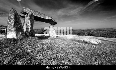 Der beeindruckende und geheimnisvolle neolithische Dolmen Pentra Ifan, der Wache in der walisischen Landschaft steht Stockfoto