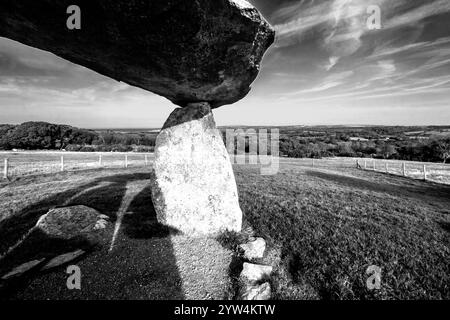 Schwarz-weiß-Blick auf unter dem beeindruckenden neolithischen Dolmen von Pentra Ifan in den Preseli Bergen von Wales Stockfoto