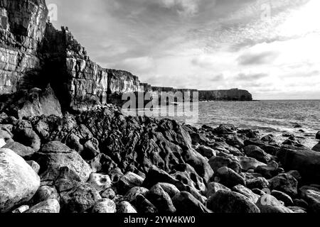 Dramatischer Blick in Schwarz und weiß auf die steilen Kalksteinklippen entlang der Küste von Pembrokeshire in Wales Stockfoto