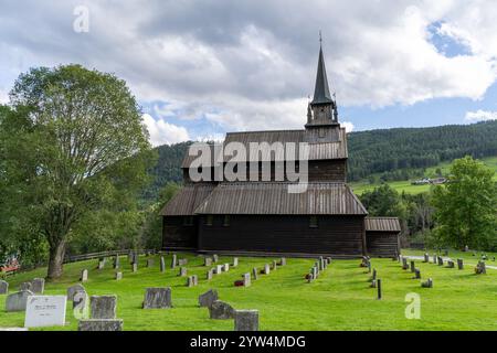 Seitenansicht der Kaupanger Stave Church, einer alten Wikingerkirche aus dem 12. Jahrhundert in der Provinz Sogn og Fjordane, Norwegen, umgeben von einem wunderschönen cemete Stockfoto