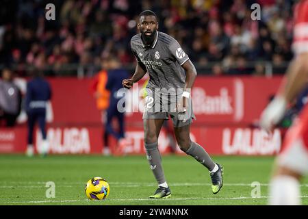 Antonio Rudiger von Real Madrid mit dem Ball während des LaLiga-Spiels zwischen Girona FC und Real Madrid CF im Montilivi-Stadion am 07. Dezember 2024 in Stockfoto