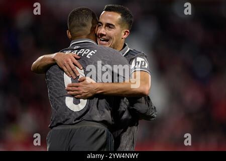 Lucas Vazquez von Real Madrid feiert ein Tor mit Kylian Mbappe von Real Madrid während des LaLiga-Spiels zwischen Girona FC und Real Madrid CF in Monti Stockfoto