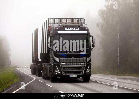 Der neu gestaltete Volvo FH16 Locking Truck Haapala ist an einem nebeligen Morgen im August unterwegs. Humppila, Finnland. August 2024. Stockfoto