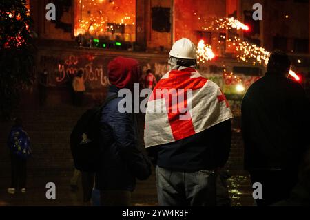 Tiflis, Georgien - 1. dezember 2024: Demonstranten georgiens durch das parlament protestieren und treten für die EU ein. Manifestation der Europäischen Union. Proteste gegen die Regierung Stockfoto