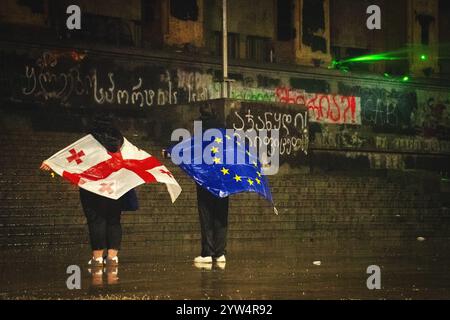 Tiflis, Georgien - 1. dezember 2024: Demonstranten georgiens durch das parlament protestieren und treten für die EU ein. Manifestation der Europäischen Union. Proteste gegen die Regierung Stockfoto