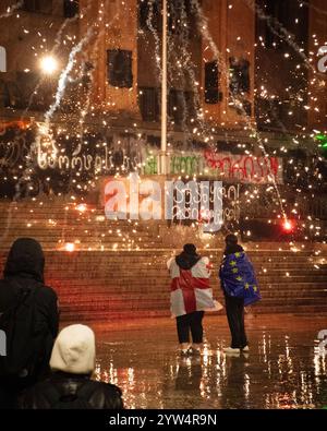 Tiflis, Georgien - 1. dezember 2024: Demonstranten georgiens durch das parlament protestieren und treten für die EU ein. Manifestation der Europäischen Union. Proteste gegen die Regierung Stockfoto