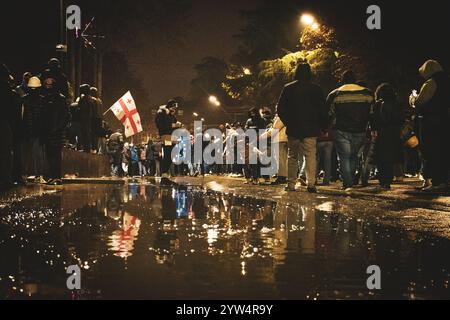 Tiflis, Georgien - 1. dezember 2024: Demonstranten georgiens durch das parlament protestieren und treten für die EU ein. Manifestation der Europäischen Union. Proteste gegen die Regierung Stockfoto