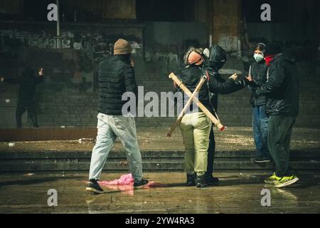 Tiflis, Georgien - 1. dezember 2024: georgische Jugendliche setzen Pyrotechnik gegen Polizeikräfte ein. Demonstranten georgianer stehen für die EU. Manife der Europäischen Union Stockfoto