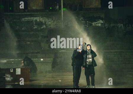 Tiflis, Georgien - 1. dezember 2024: Demonstranten georgiens durch das parlament protestieren und treten für die EU ein. Manifestation der Europäischen Union. Proteste gegen die Regierung Stockfoto