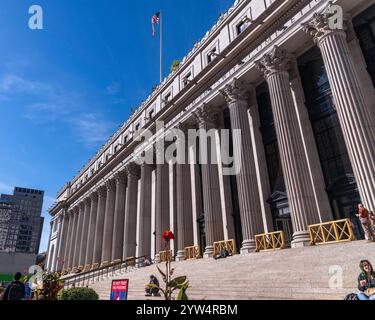 New York, New York, USA – 26. Oktober 2024: Außenansicht des James A. Farley U.S. Post Office Building an der 34th Street und Achtth Avenue in New York, N Stockfoto