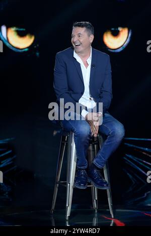 Rom, Italien. Dezember 2024. Teo Mammucari besucht die vierte Epsiode der Rai 2-fernsehsendung „Belve“ in den Studios Rai Fabrizio Frizzi. (Foto: Mario Cartelli/SOPA Images/SIPA USA) Credit: SIPA USA/Alamy Live News Stockfoto