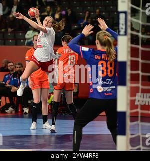 WIEN, ÖSTERREICH - 9. DEZEMBER: Alessia Riner aus der Schweiz wirft das Tor und Torhüterin Yara ten holte aus den Niederlanden verteidigt beim EHF EURO 2024-Hauptspiel der Frauen in der Wiener Stadthalle am 9. Dezember 2024 in Wien.241209 SEPA 38 009 - 20241209 PD4146 Stockfoto