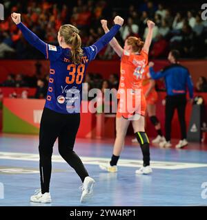 Wien, Österreich. Dezember 2024. WIEN, ÖSTERREICH - 9. DEZEMBER: Torhüterin Yara ten holte der Niederlande feiert während des EHF EURO 2024-Hauptrundenspiels der Frauen in der Wiener Stadthalle am 9. Dezember 2024 in Wien, Österreich.241209 SEPA 38 003 - 20241209 PD4153 Credit: APA-PictureDesk/Alamy Live News Stockfoto