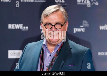 Komiker Hape Kerkeling bei der Verleihung des Deutschen Nachhaltigkeitspreis im Maritim Hotel Düsseldorf. Der Fernsehmoderator wird am 9. Dezember 2024 runde 60 Jahre alt. Düsseldorf, 29.11.2024 NRW Deutschland *** Comedian Hape Kerkeling bei der Verleihung des Deutschen Nachhaltigkeitspreises im Maritim Hotel Düsseldorf wird der Fernsehmoderator am 9. Dezember 2024 60 Jahre alt Düsseldorf, 29 11 2024 NRW Deutschland Copyright: XChristophxHardtx Stockfoto