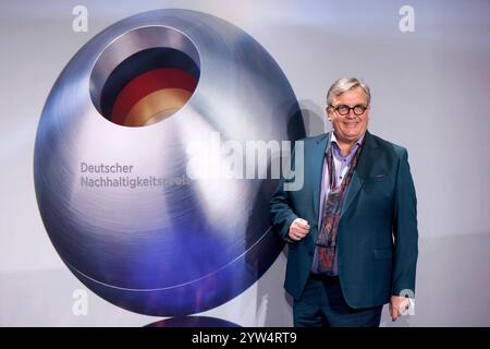 Komiker Hape Kerkeling bei der Verleihung des Deutschen Nachhaltigkeitspreis im Maritim Hotel Düsseldorf. Der Fernsehmoderator wird am 9. Dezember 2024 runde 60 Jahre alt. Düsseldorf, 29.11.2024 NRW Deutschland *** Comedian Hape Kerkeling bei der Verleihung des Deutschen Nachhaltigkeitspreises im Maritim Hotel Düsseldorf wird der Fernsehmoderator am 9. Dezember 2024 60 Jahre alt Düsseldorf, 29 11 2024 NRW Deutschland Copyright: XChristophxHardtx Stockfoto