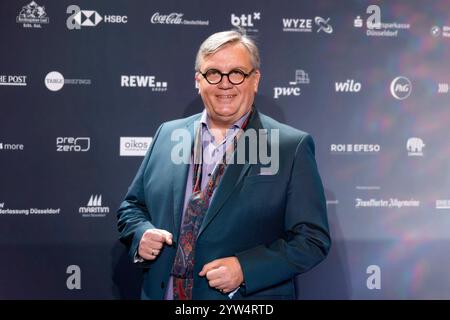 Komiker Hape Kerkeling bei der Verleihung des Deutschen Nachhaltigkeitspreis im Maritim Hotel Düsseldorf. Der Fernsehmoderator wird am 9. Dezember 2024 runde 60 Jahre alt. Düsseldorf, 29.11.2024 NRW Deutschland *** Comedian Hape Kerkeling bei der Verleihung des Deutschen Nachhaltigkeitspreises im Maritim Hotel Düsseldorf wird der Fernsehmoderator am 9. Dezember 2024 60 Jahre alt Düsseldorf, 29 11 2024 NRW Deutschland Copyright: XChristophxHardtx Stockfoto