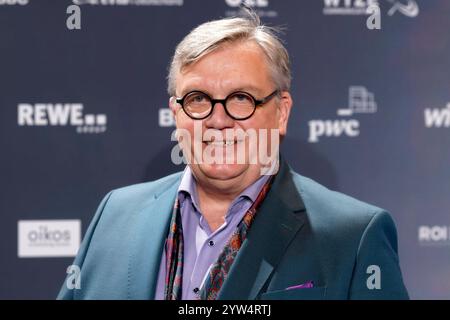 Komiker Hape Kerkeling bei der Verleihung des Deutschen Nachhaltigkeitspreis im Maritim Hotel Düsseldorf. Der Fernsehmoderator wird am 9. Dezember 2024 runde 60 Jahre alt. Düsseldorf, 29.11.2024 NRW Deutschland *** Comedian Hape Kerkeling bei der Verleihung des Deutschen Nachhaltigkeitspreises im Maritim Hotel Düsseldorf wird der Fernsehmoderator am 9. Dezember 2024 60 Jahre alt Düsseldorf, 29 11 2024 NRW Deutschland Copyright: XChristophxHardtx Stockfoto