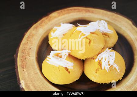 Frisch gedämpftes Khanom Tan, traditionelles thailändisches Dessert mit Toddy Palm Zucker Stockfoto