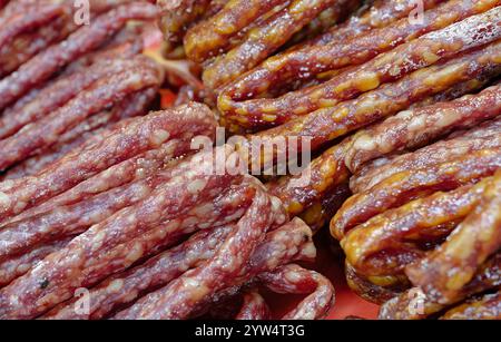 Ein großer Haufen dünner geräucherter Würstchen, Essenshintergrund Stockfoto