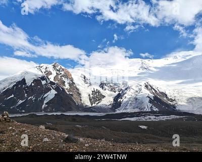 Atemberaubende, schneebedeckte Gipfel erheben sich majestätisch gegen einen klaren blauen Himmel und zeigen die Schönheit und Gelassenheit der Natur. Stockfoto