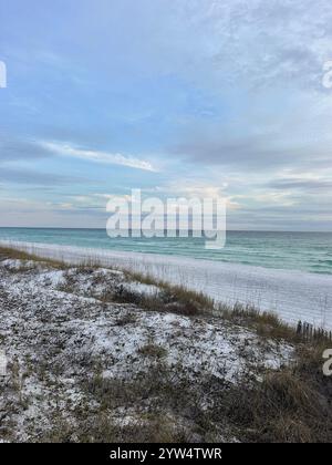 Blick von oben auf den weichen Abendhimmel und das Wasser am Golf von Mexiko in Miramar Beach, Florida Stockfoto